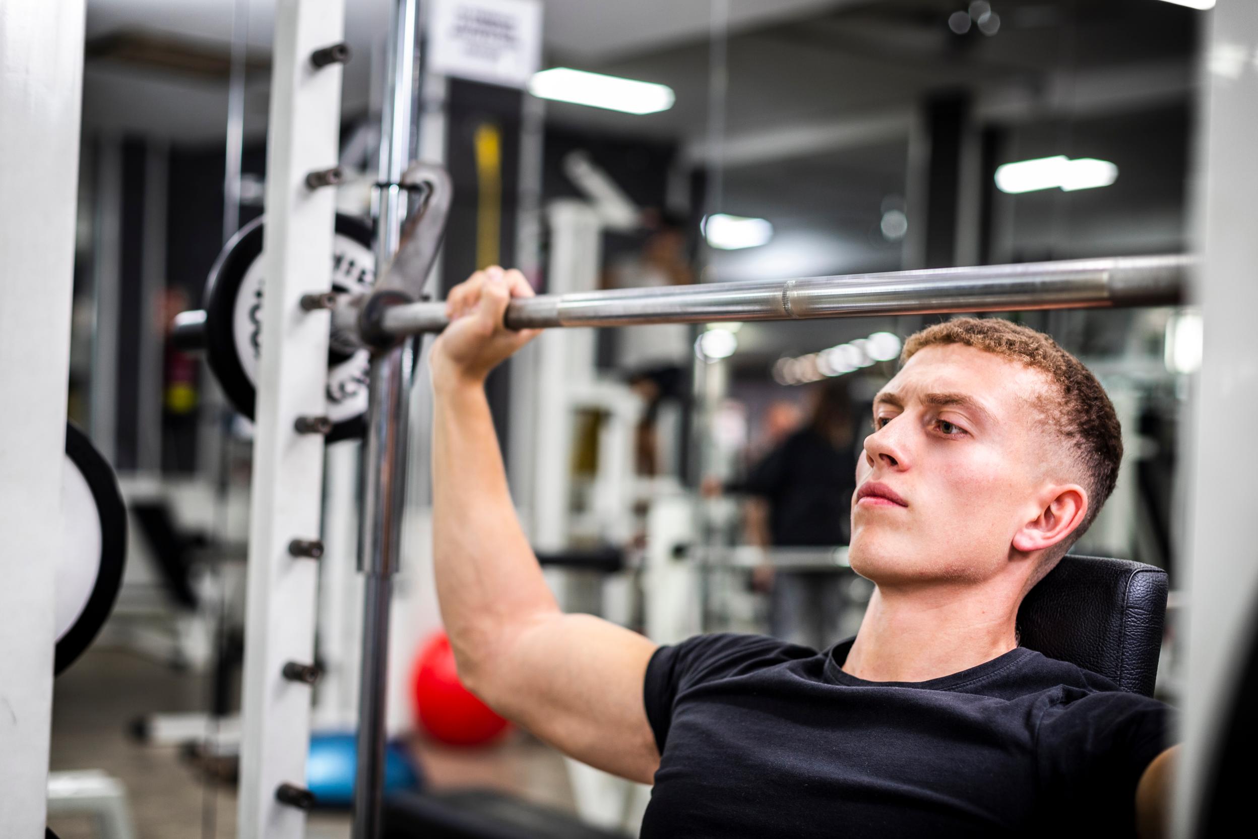 How to Shoulder Press on Smith Machine: A Comprehensive Guide